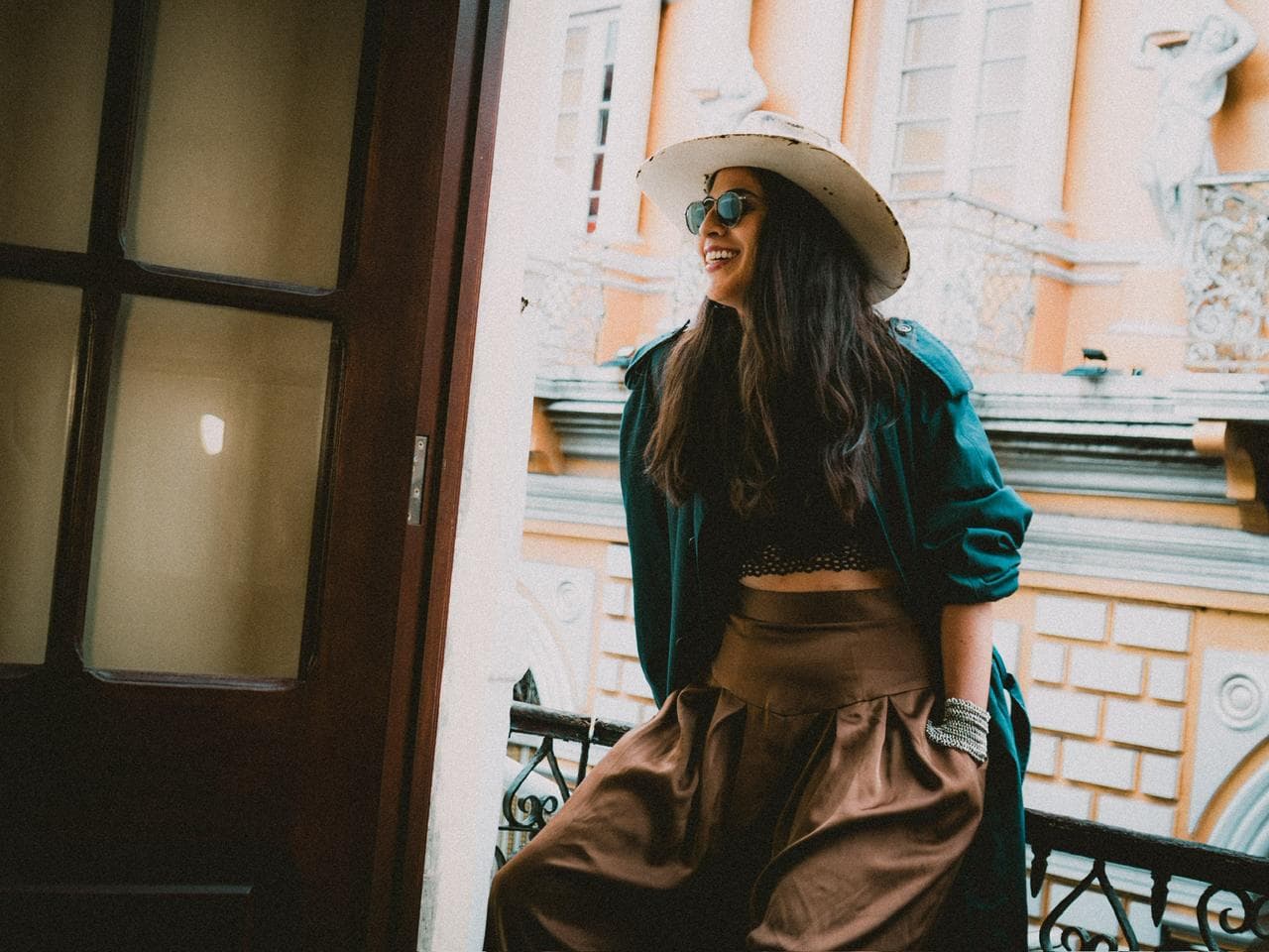 Estef Ocampo interpretando en guitarra acústica